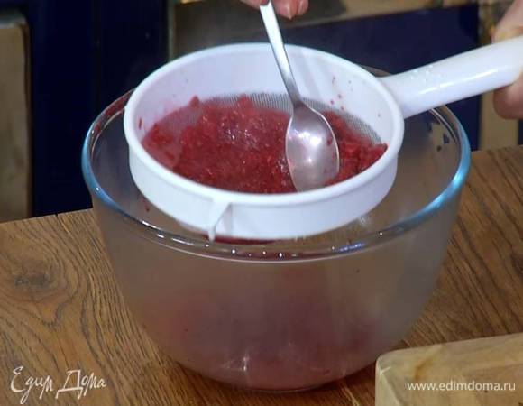 Протереть малину через сито — должно получиться 2 ст. ложки пюре.