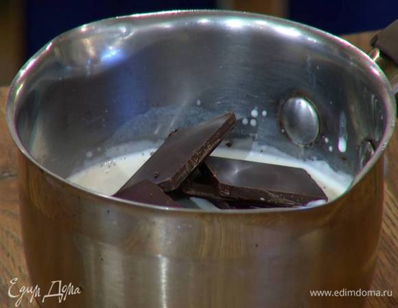 Сливки влить в кастрюлю, прогревать до появления первых пузырьков, затем добавить шоколад и растопить его.