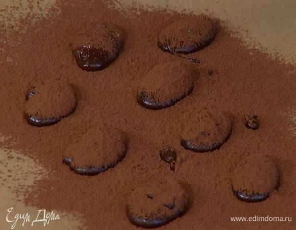 Посыпать конфеты оставшимся какао и заморозить.