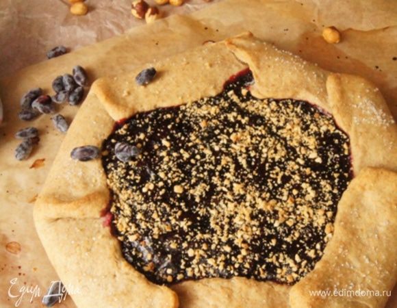 Готовую галету присыпать оставшимися ореховыми крошками, немного остудить и подавать к столу!