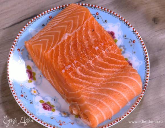 Из семги выбрать косточки и измельчить ее в мясорубке.