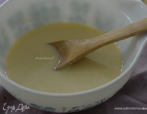 Разогреть духовку до 180°C. 
Разделить яйца на желтки и белки. Натереть цедру с лимона, выжать сок.
Смешать муку, сахар, лимонная цедра 2 ст.л., соль, яичные желтки, 1/4 стакана сок лимона, молоко.