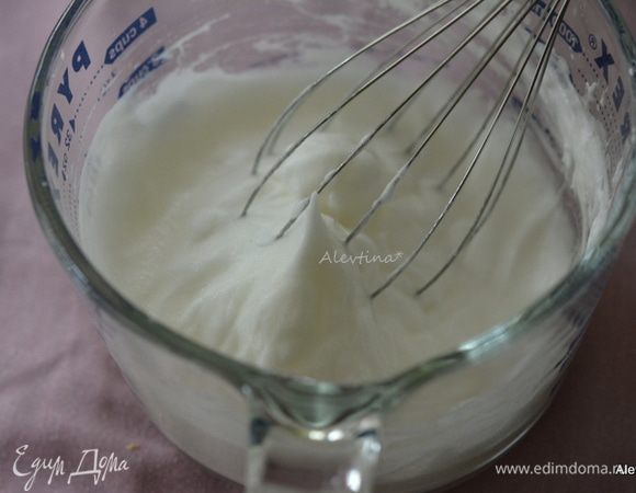 Взбить белки с винным камнем до мягких пиков.