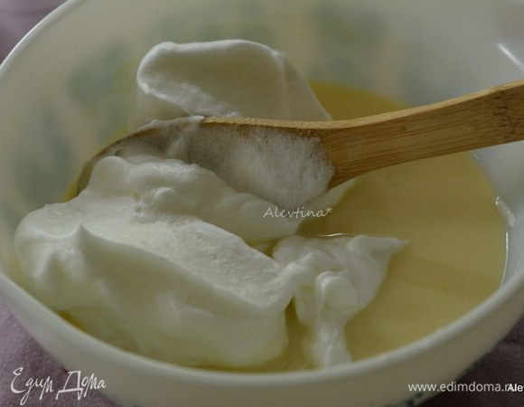 Добавить белки в тесто и перемешать аккуратно.