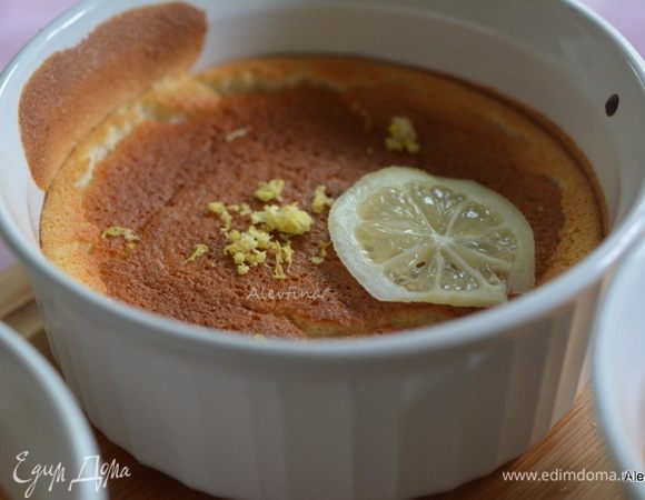 Готовые пудинги украсить цедрой лимона и лимонными кольцами.