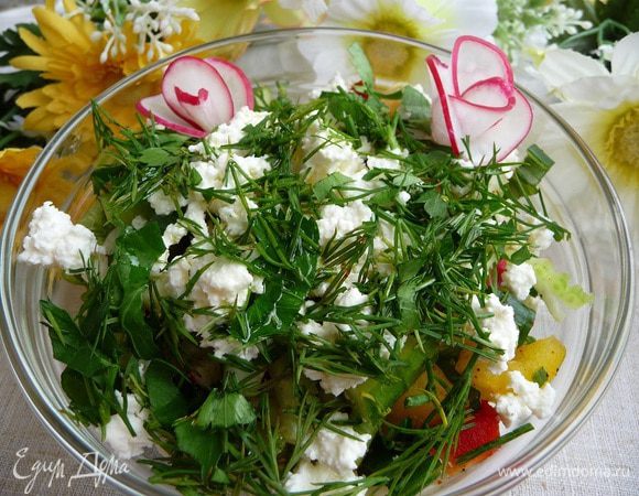 Добавить зелень, заправить салат маслом.