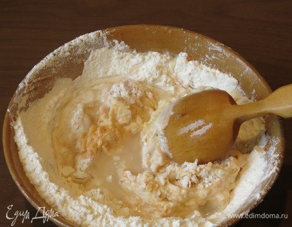 Соединяем сок моркови, 200 г муки, щепотку соли, 20 мл масла растительного и горячую воду — 70-80 мл, количество зависит от количества сока. Аналогично со свеклой. 