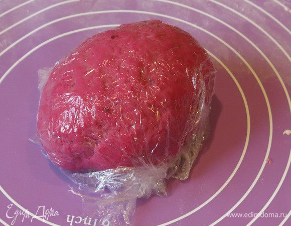 Замешиваем тесто и кладем в холодильник на 30 минут.