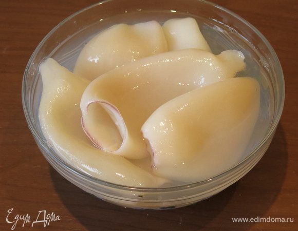 Кальмары заливаем кипятком. Очищаем от пленки.