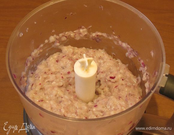 Измельчаем лук, кальмары, солим.