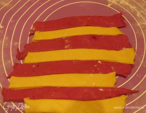 Соединяем полоски и раскатываем.