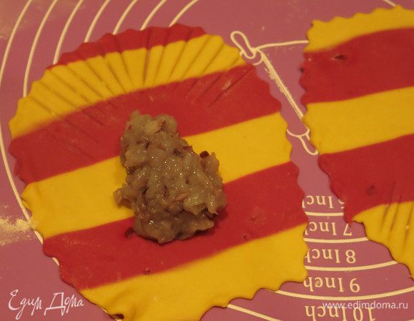Вырезаем овал, срезаем край, палочкой делаем плавник и выкладываем фарш.