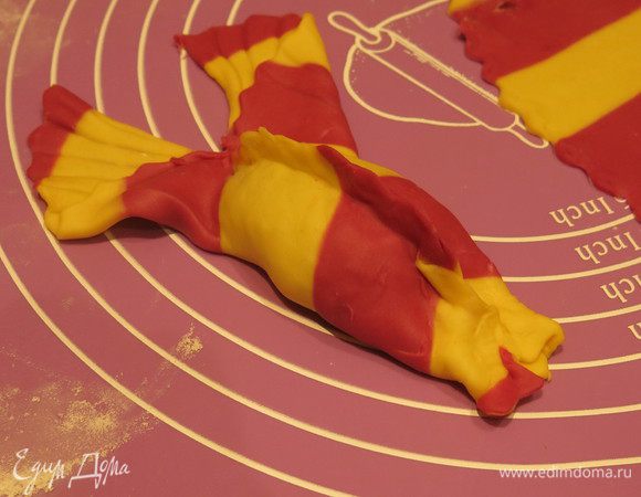 Разрезаем плавник, соединяем верх, закругляем рот.