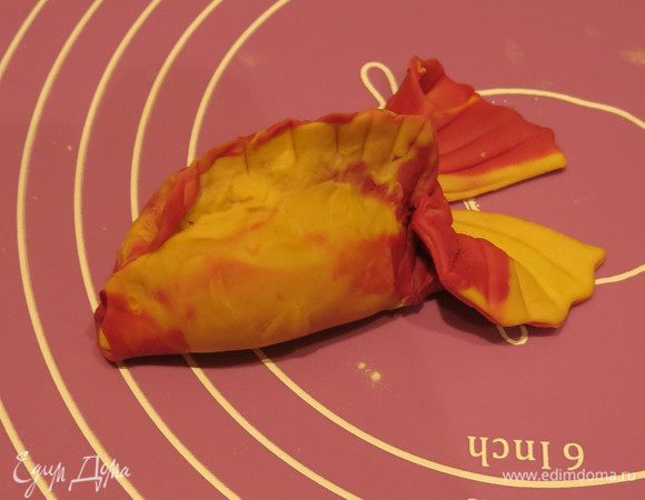 Из обрезков теста также можно сделать рыбку.