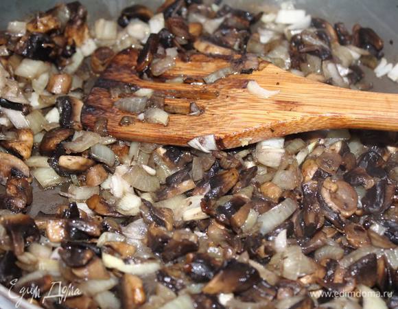 Грибы нарезать и обжарить с луком до готовности.