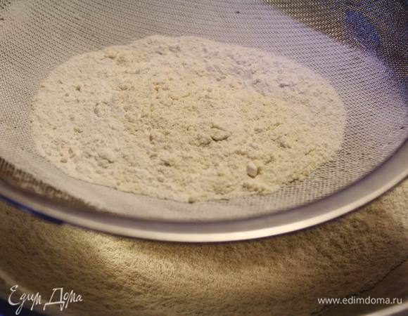 Сухие ингредиенты просеять в миску.