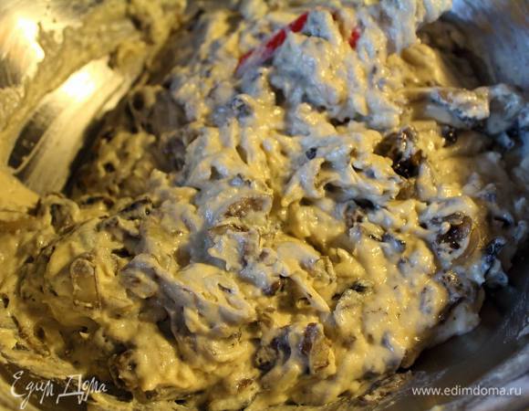 Смешать с сухими ингредиентами, затем вмешать обжареные с луком грибы.