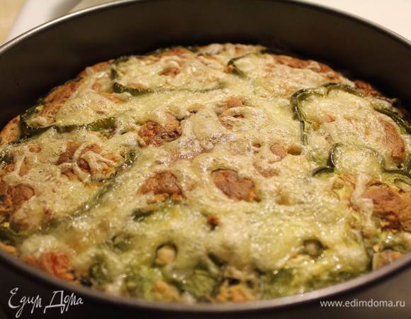 Минут через 30, почти готовый пирог посыпать оставшимся твердым сыром и отправить в духовку еще на 5-10 минут. 
Готовый вытащить и духовки и дать немного остыть в форме.