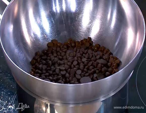 Шоколадные капли растопить на водяной бане.