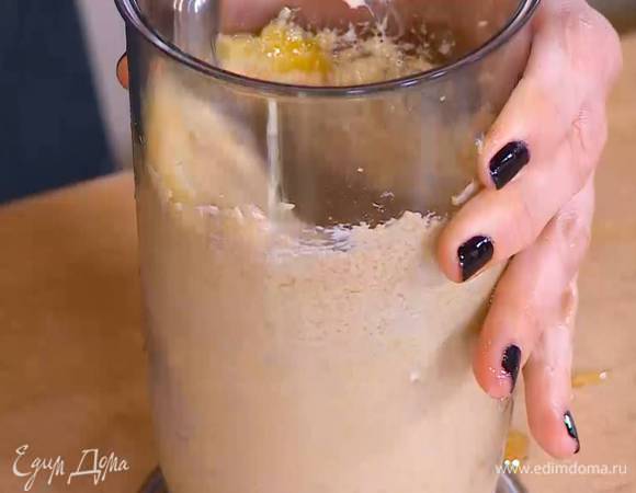 Соединить 125 г предварительно размягченного сливочного масла с сахаром, влить ванильный экстракт и взбить все в блендере с насадкой-венчиком на невысокой скорости.