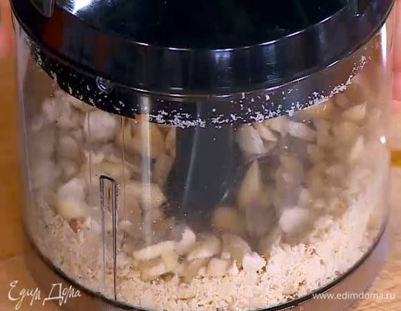 Арахис измельчить в блендере, так чтобы остались крупные кусочки.