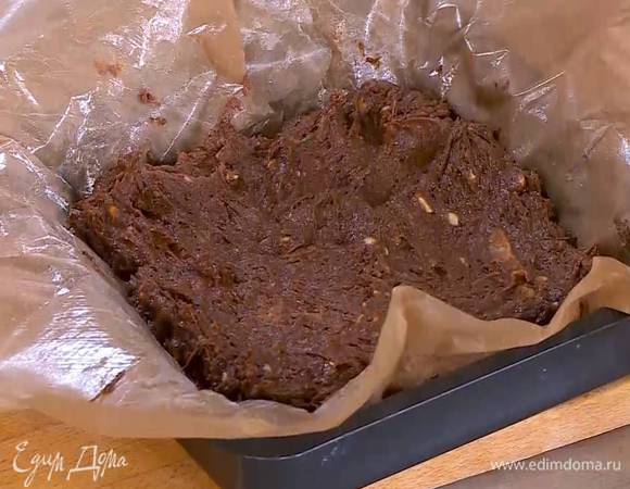 Небольшую форму для выпечки выстелить бумагой, смазанной оставшимся сливочным маслом, выложить тесто и разровнять его.