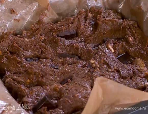 Плитку шоколада поломать небольшими кусочками и воткнуть их в тесто.