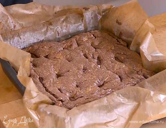 Выпекать пирог в разогретой духовке 25‒30 минут.