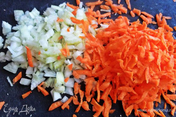 Морковь крупно натереть, лук измельчить как обычно.