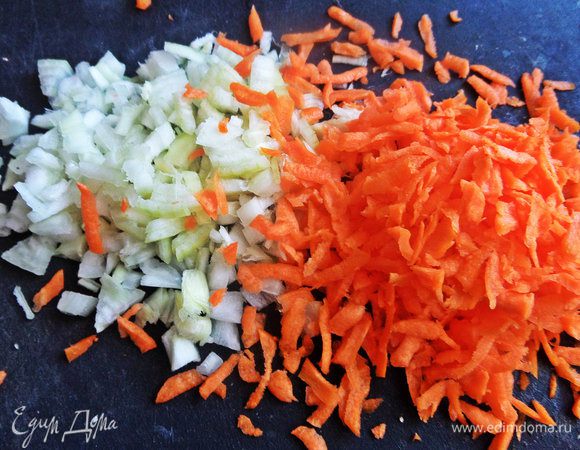 Морковь крупно натереть, лук измельчить как обычно.