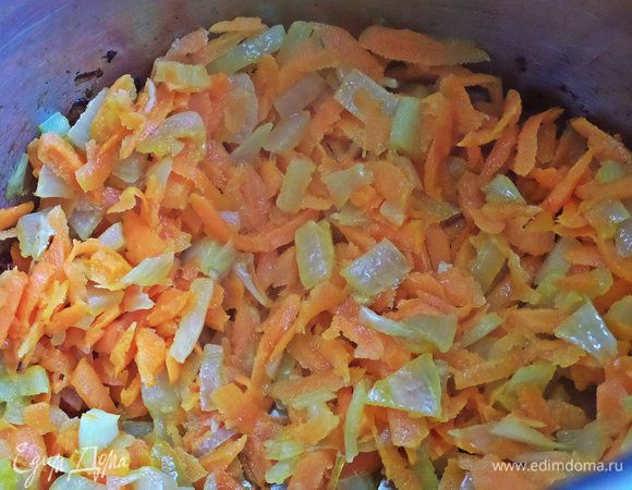 Обжарить овощи в казане или в кастрюле с толстым дном.