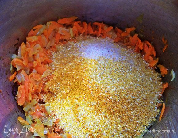 Всыпать к ним две трети стакана кукурузной крупы. Насыпать специи.