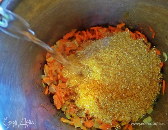 Влить воду, вначале 300 мл, но потом мне понадобилось еще 200 мл добавить... У вас может крупа забрать воды меньше и от огня зависит (при большом огне выкипает вода быстро).