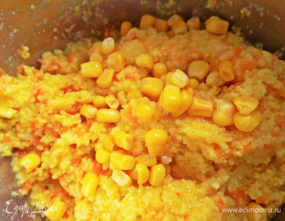 В самом конце высыпаем сцеженную кукурузу из банки. Всего варим минут 15-20, потом оставим под крышкой, этот совет для любой каши хорош.