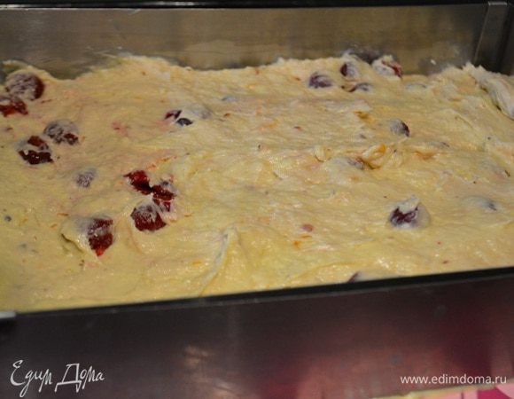 Выложить тесто в форму подходящую. У меня разъемная прямоугольная. Дно я застелила силиконовым ковриком. И выпекать при 190°C 35-40 минут. Готовность проверять деревянной палочкой.