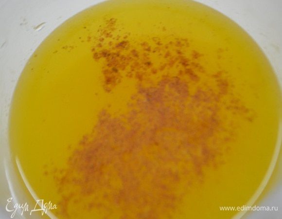 Из апельсина выжать сок (у меня получилось 90 г), добавить к нему щепотку корицы и пару капель ванильной эссенции.