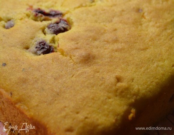 Вытащить готовый пирог из духовки и еще горячим полить апельсиновым соком. Дать немного остыть и извлечь из формы.