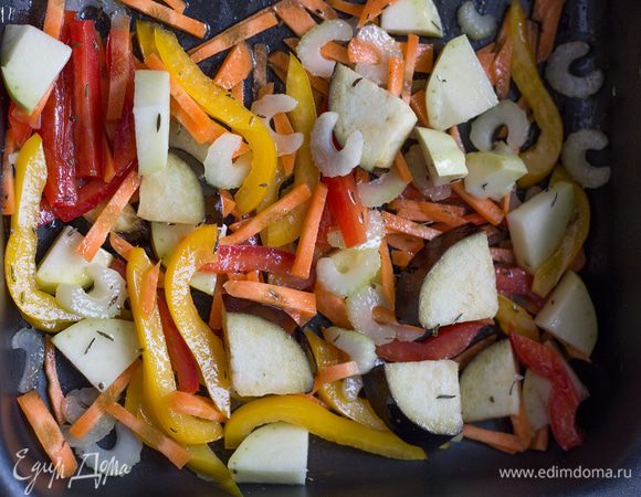 Сложите все рубленые овощи на противень, смешайте с 2 ст. л. оливкового масла, винным уксусом, тимьяном и солью. Запекайте 40 минут.