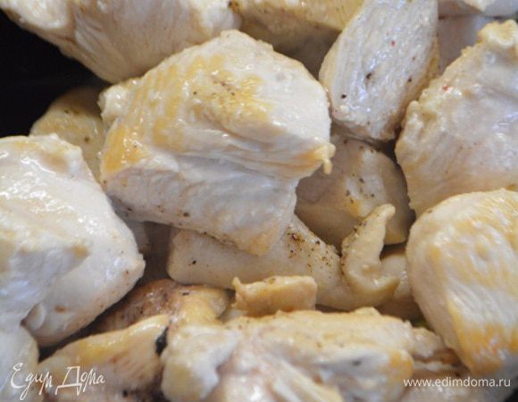 Курицу помыть, обсушить бумажным полотенцем и нарезать на крупные кубики. Сковороду хорошо разогреть, налить 1 ст.л масла и обжарить курицу на сильном огне до подрумянивания в течение 3-5 минут, периодически помешивая. Выложить курицу в чашку, посолить и поперчить. 