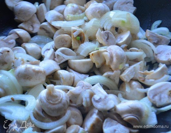 Лук порезать полукольцами, грибы помыть, обсушить и разрезать на 4 части. В сковороду, где жарилась курица, налить еще 1 ст.л. масла и выложить грибы и лук. Обжарить в течение 5 минут, время от времени мешать.