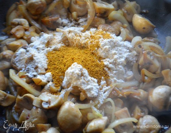 Добавить в сковороду карри и муку, пассеровать 2 минуты.
