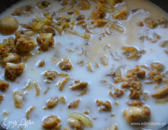 Влить бульон и кокосовое молоко, довести до кипения и тушить 5-7 минут.