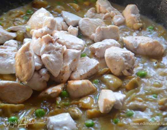 Добавить зеленый горошек, соль, перец, тушить еще 3 минуты. Выложить куриное филе, перемешать и тушить 2 минуты.