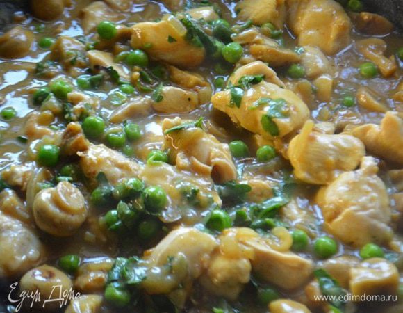 Всыпать измельченную петрушку, перемешать и можно подавать.