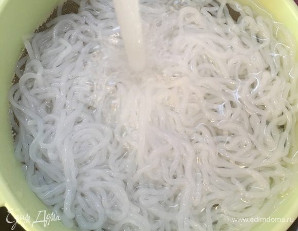 Готовим по инструкции: вермишель нужно промыть под проточной водой.