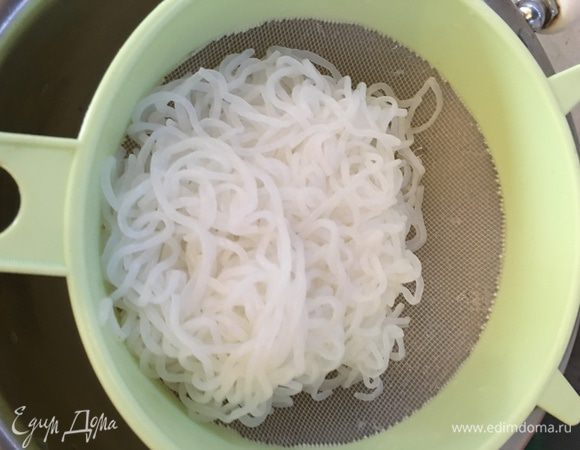 После этого сливаем воду и получаем готовые вермишельки!