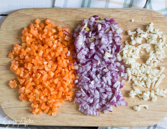 Лук и чеснок порубите, морковь нарежьте кубиками.