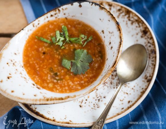 Доведите суп до кипения, добавьте оставшийся чеснок, затем убавьте немного огонь и варите 7-10 минут, периодически помешивая, пока кускус не станет нежным. Посолите и поперчите по вкусу. Приятного аппетита.