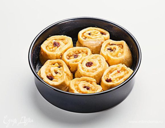 Выложить кусочки срезом вверх в форму для выпечки. Поставить форму на решетку в духовку. Выпекать около 35 минут.

