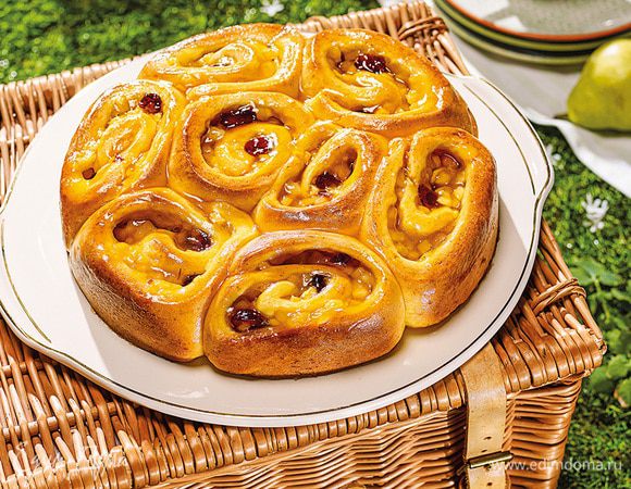 Достать пирог из духовки, снять разъемные края формы. Охладить пирог.

Абрикотирование: 
Выложить пирог на блюдо для торта. Подогреть повидло и смазать им пирог. Приятного аппетита!